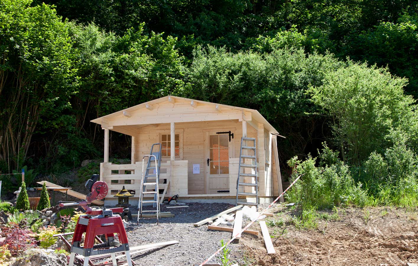 Bild vom Bau eines Holzgartenhauses im Garten