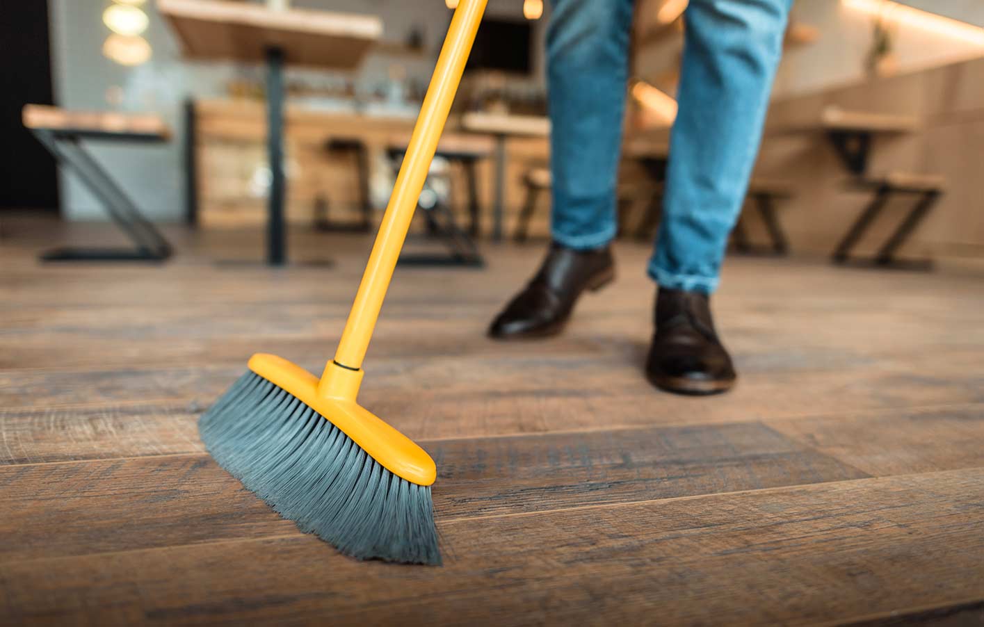 Besen - fegen Holzboden, Parkettboden richtig pflegen + reinigen Parkettboden wird mit Besen gereinigt