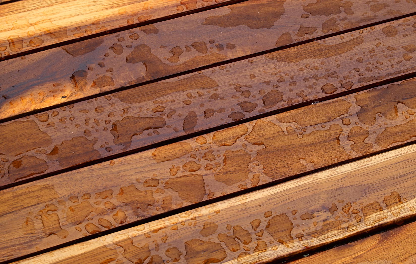 Ausschnitt von verregneten Holz-Terrassendielen