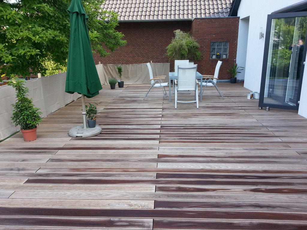 Terrasse mit Dielen aus Thermoesche